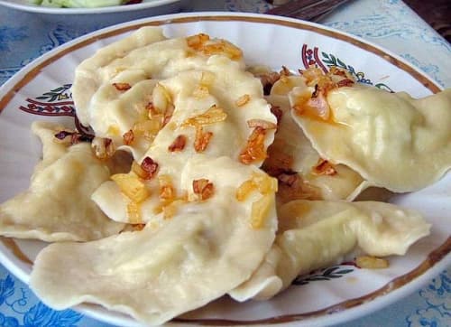 Готові вареники з картоплею зі сметаною