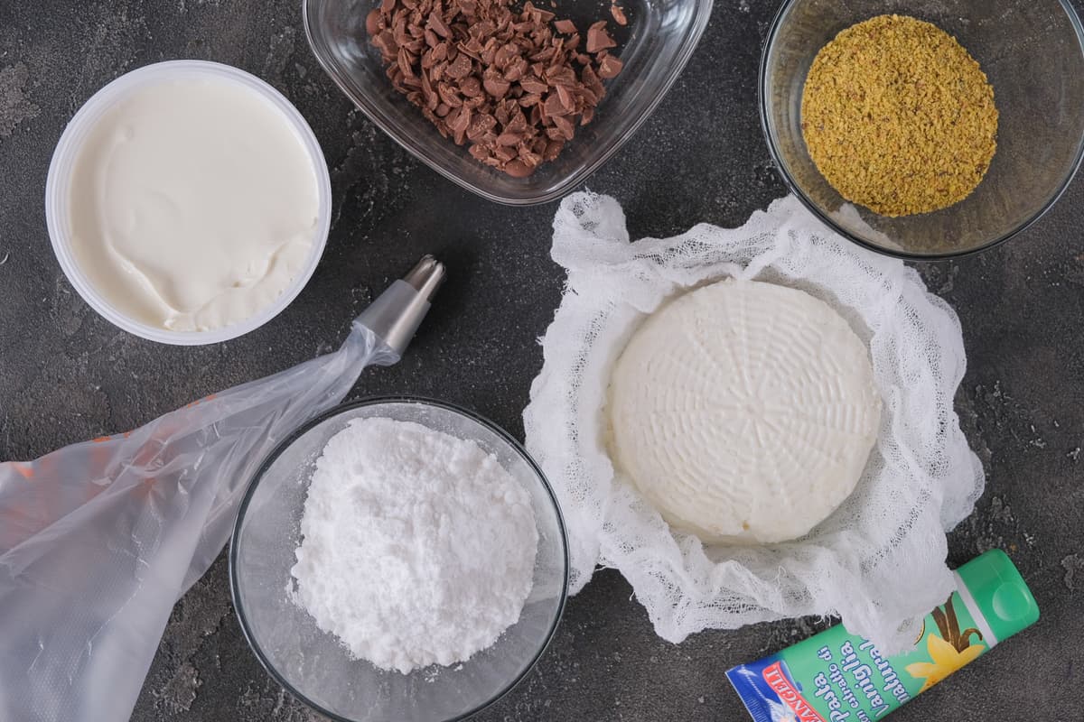 Рікота, маскарпоне, вершки та шоколад для крему каннолі