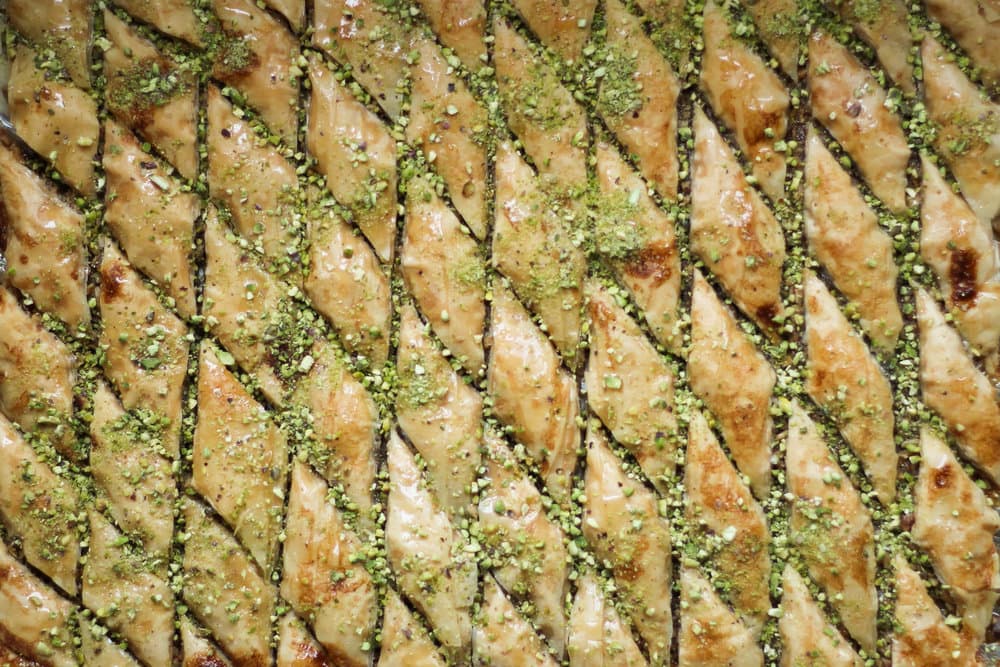 Баклава з волоськими горіхами, кардамоном та медом